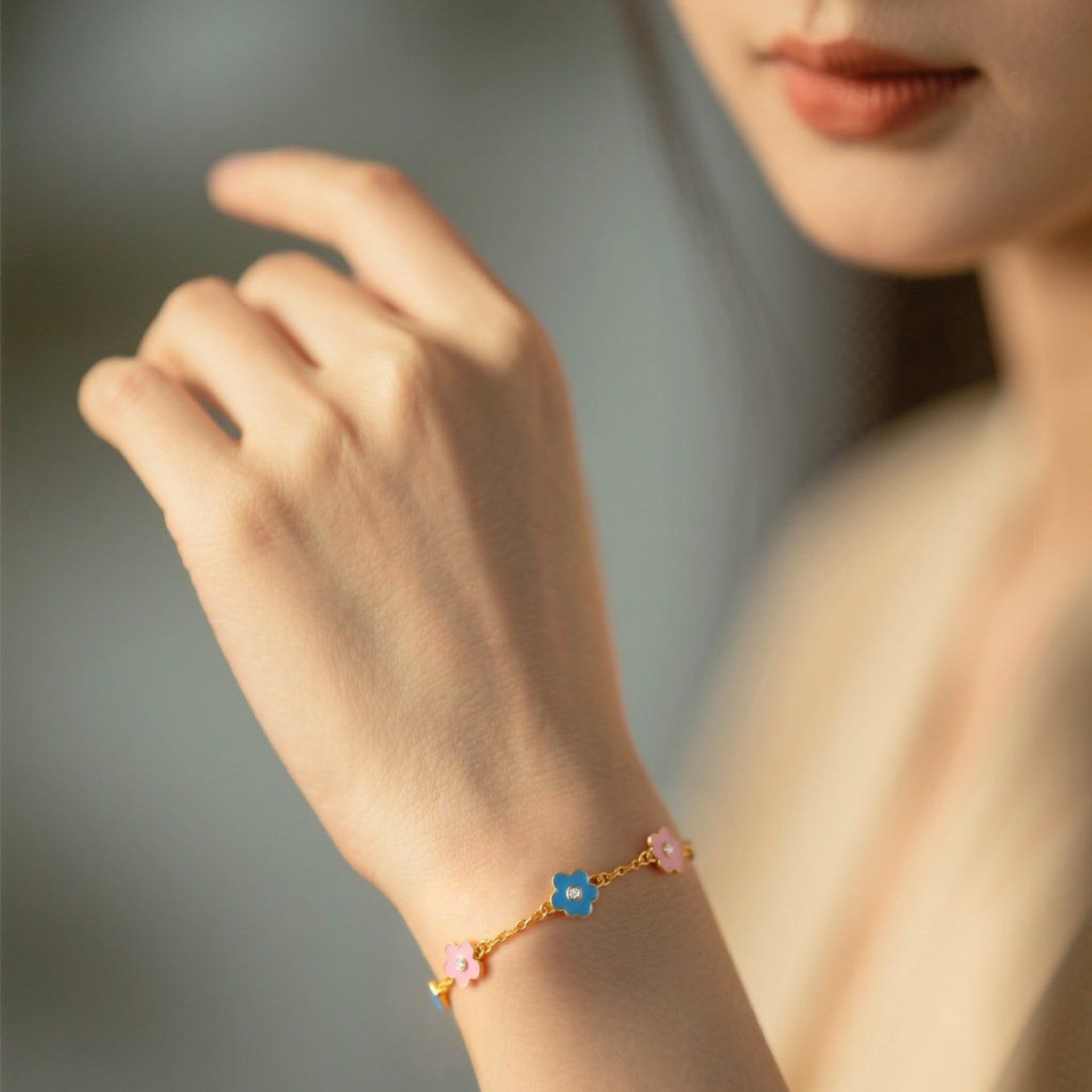 Women's Floral Bracelet: Unique Design with a Sophisticated Look